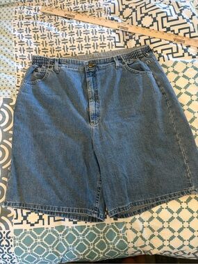 L.L.Bean Vintage 90’s Blue Jean Elastic Waisted Shorts. Women’s size 20R UEC.